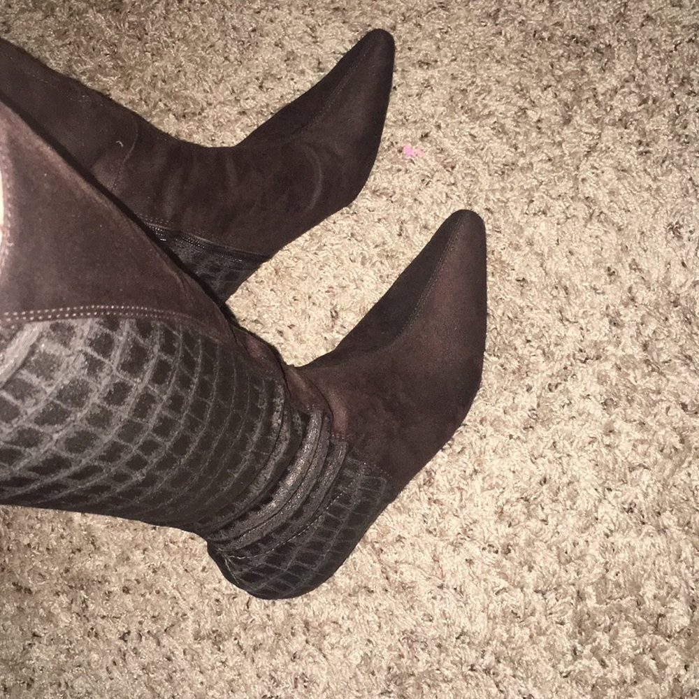 Like new brown Kelly&Katie adorable healed boots!